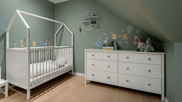 svetlo zelena otroska soba z belim pohistvom