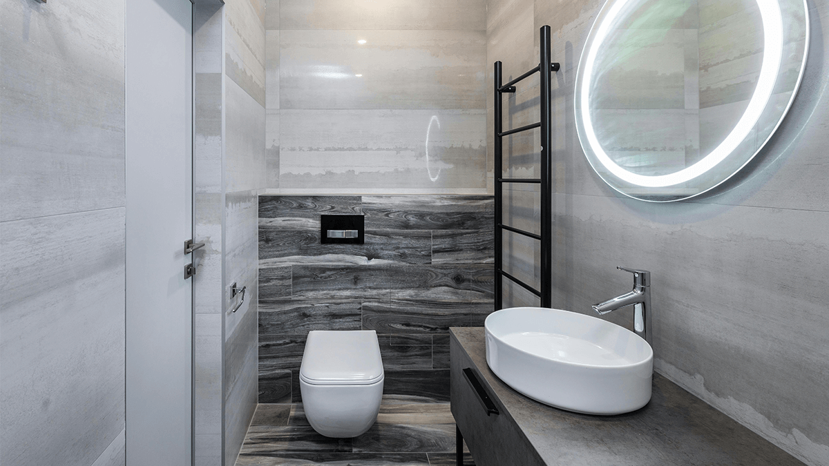 Bela vrata v moderni kopalnici