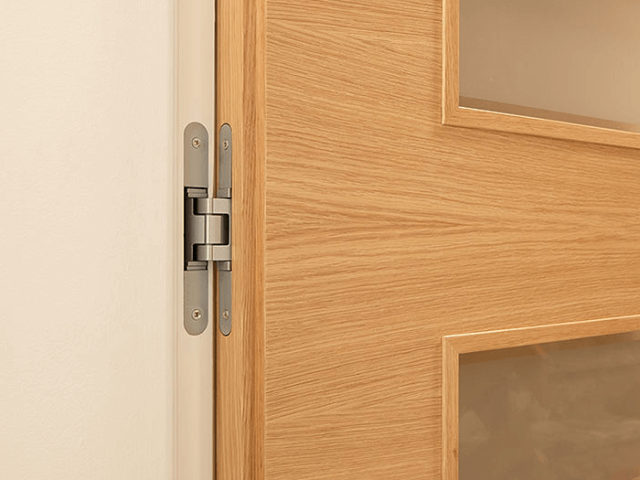 skrita nasadila na svetlo rjavih vratih