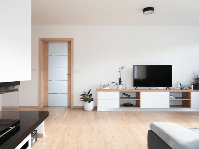 Svetla dnevna soba v krem barvah