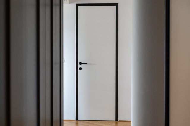 Bela vrata Minimal Line z črno obrobo